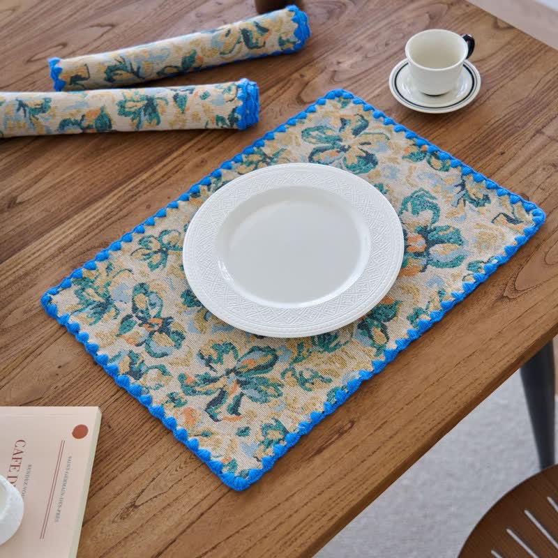 Rustikales blaues Blumenplatzset für gemütliche Tische
