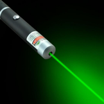 Indicator laser tricolor pentru indicare clară