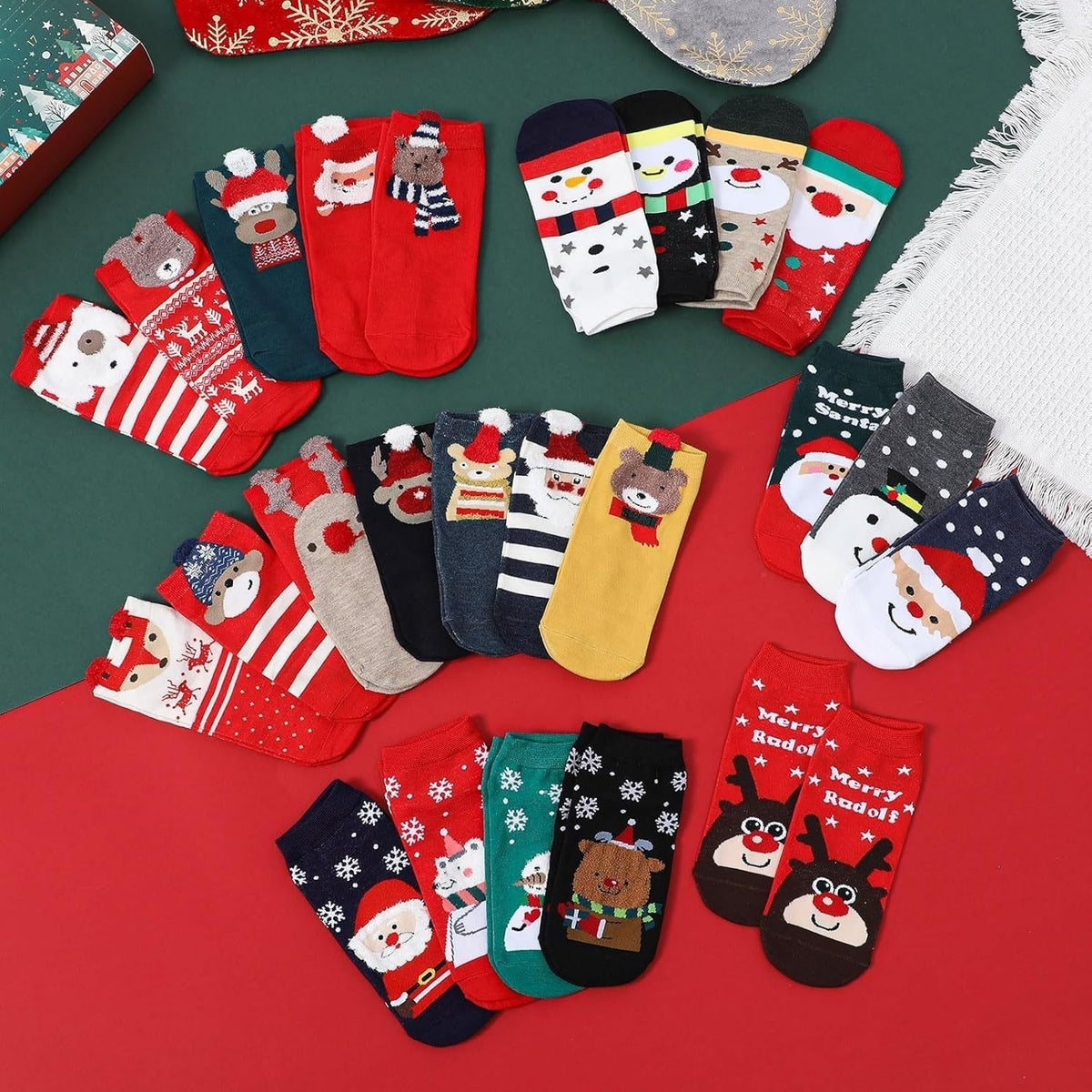Adventskalender mit Weihnachtsstrümpfen für festliche Tage