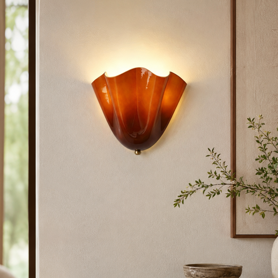Applique en verre ambré sculpté pour une chaleur sans éblouissement
