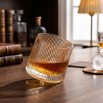 Draaiende whiskyglaasjes voor boeiende inschenkingen