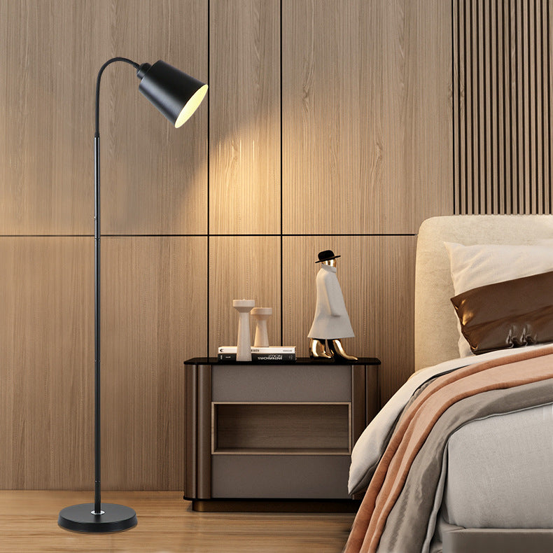 Lampada da terra ad arco nordico per una lettura accogliente
