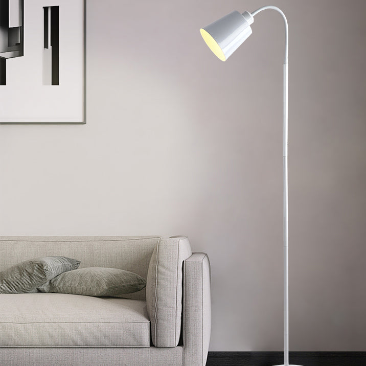 Lampada da terra ad arco nordico per una lettura accogliente