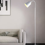 Lampada da terra ad arco nordico per una lettura accogliente