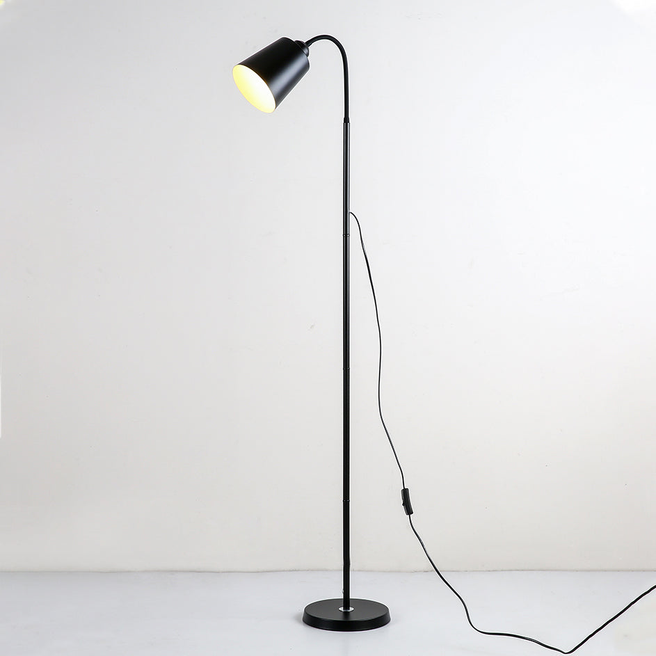 Lampada da terra ad arco nordico per una lettura accogliente