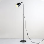 Lampada da terra ad arco nordico per una lettura accogliente