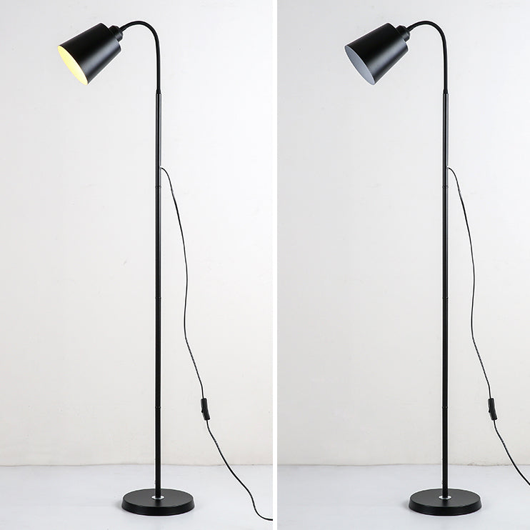 Lampada da terra ad arco nordico per una lettura accogliente