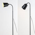 Lampada da terra ad arco nordico per una lettura accogliente
