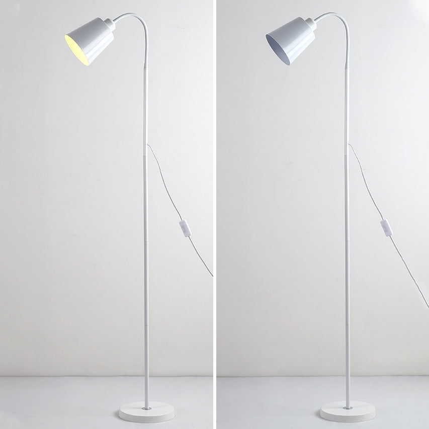 Lampada da terra ad arco nordico per una lettura accogliente