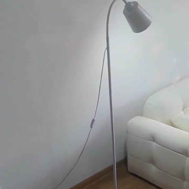 Lampada da terra ad arco nordico per una lettura accogliente
