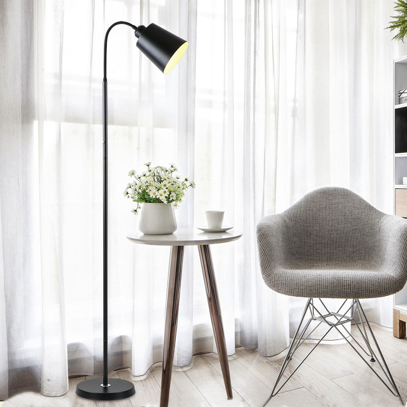 Lampada da terra ad arco nordico per una lettura accogliente