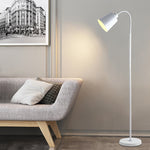 Lampada da terra ad arco nordico per una lettura accogliente
