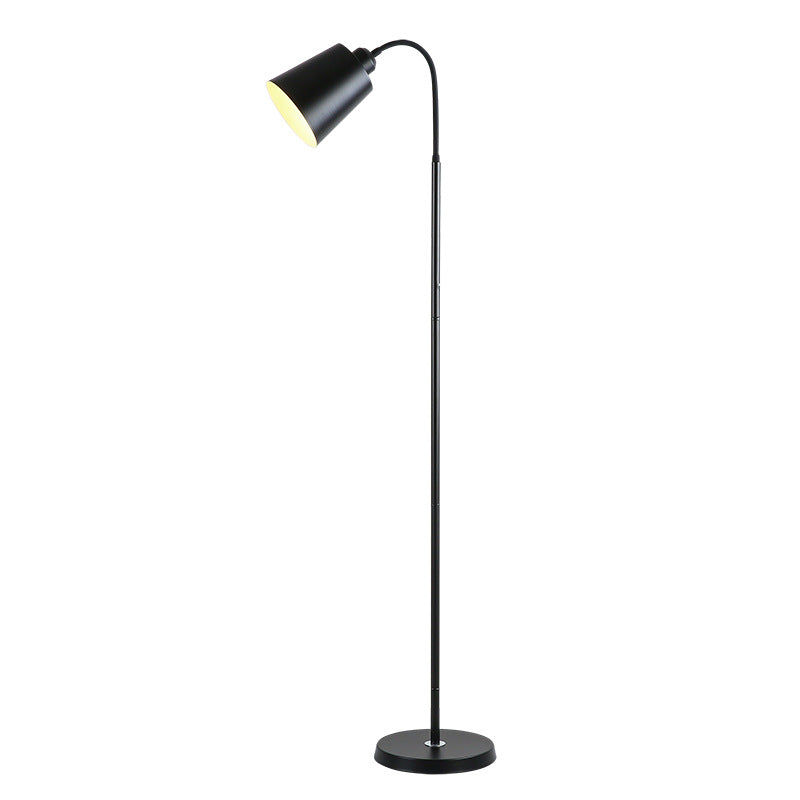Lampada da terra ad arco nordico per una lettura accogliente