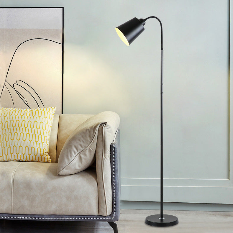 Lampada da terra ad arco nordico per una lettura accogliente