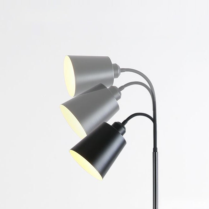 Lampada da terra ad arco nordico per una lettura accogliente