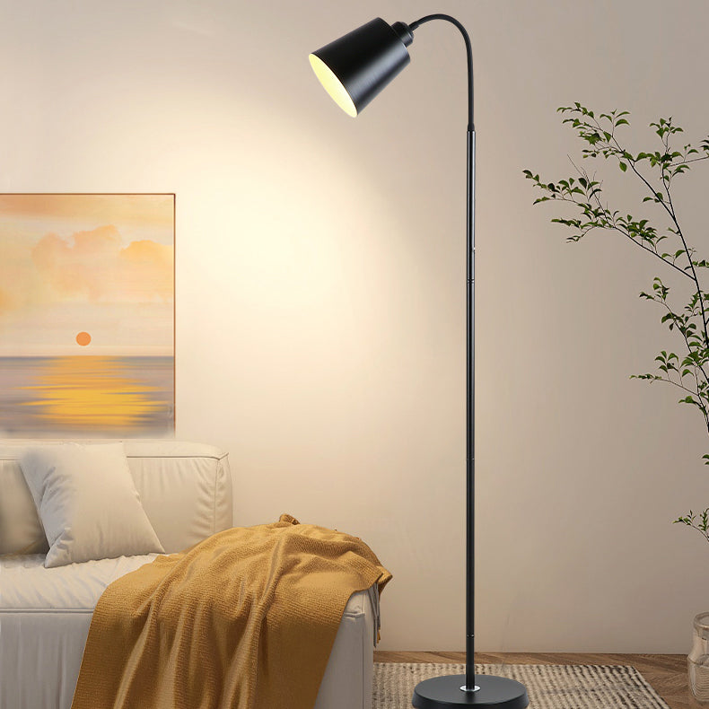 Lampada da terra ad arco nordico per una lettura accogliente