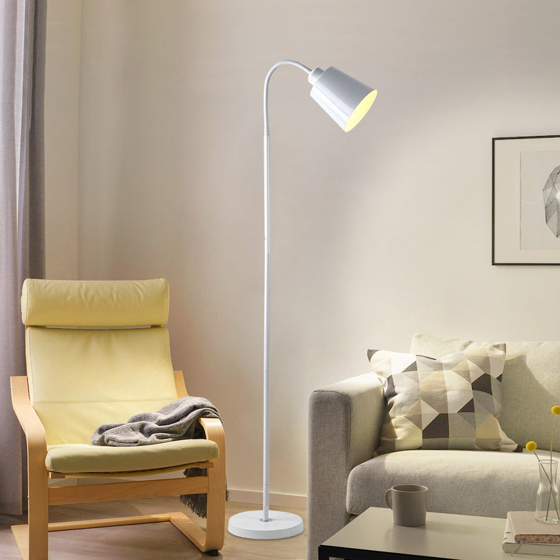 Lampada da terra ad arco nordico per una lettura accogliente