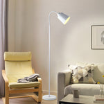 Lampada da terra ad arco nordico per una lettura accogliente