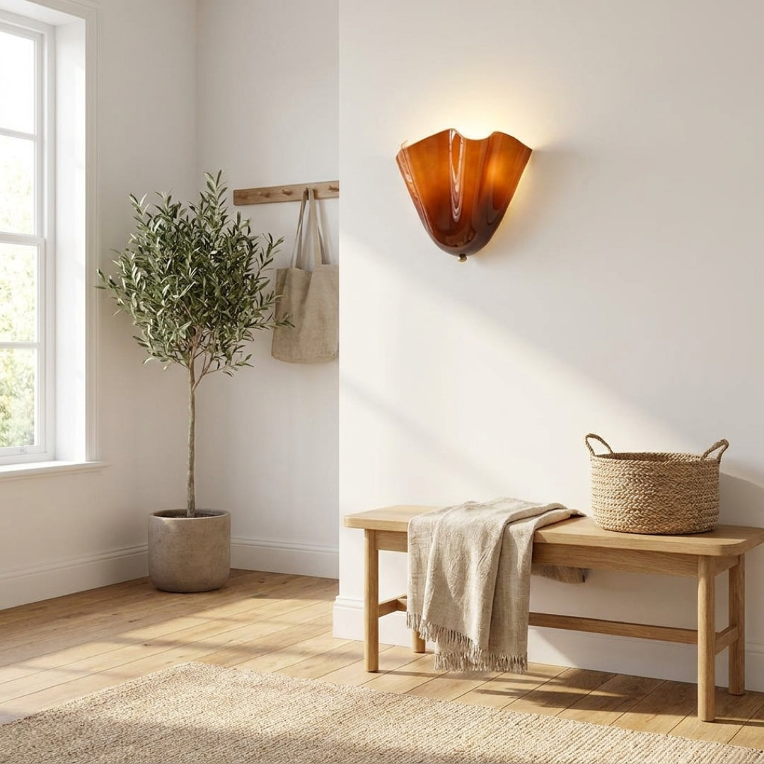 Applique en verre ambré sculpté pour une chaleur sans éblouissement