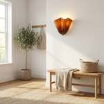 Applique en verre ambré sculpté pour une chaleur sans éblouissement