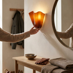 Applique en verre ambré sculpté pour une chaleur sans éblouissement