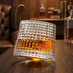 Draaiende whiskyglaasjes voor boeiende inschenkingen
