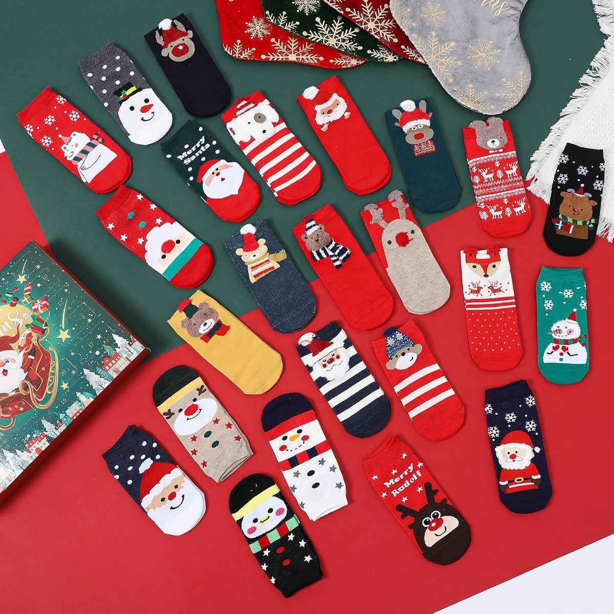 Adventskalender mit Weihnachtsstrümpfen für festliche Tage