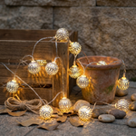 Guirlandes lumineuses à motifs pour terrasses accueillantes