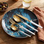 Geformtes Besteckset für einladendes Essen