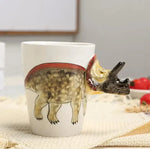 Taza de dinosaurio pintada a mano para pausas de café divertidas
