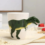 Taza de dinosaurio pintada a mano para pausas de café divertidas